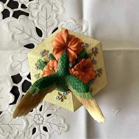 2001 Holsted House Ruby-Throated Hummingbird music trinket box Wings of Love - Picture 5 of 9